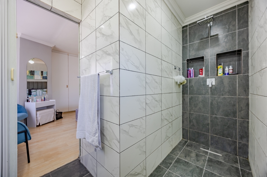 5 Bedroom Property for Sale in Bothasig Western Cape